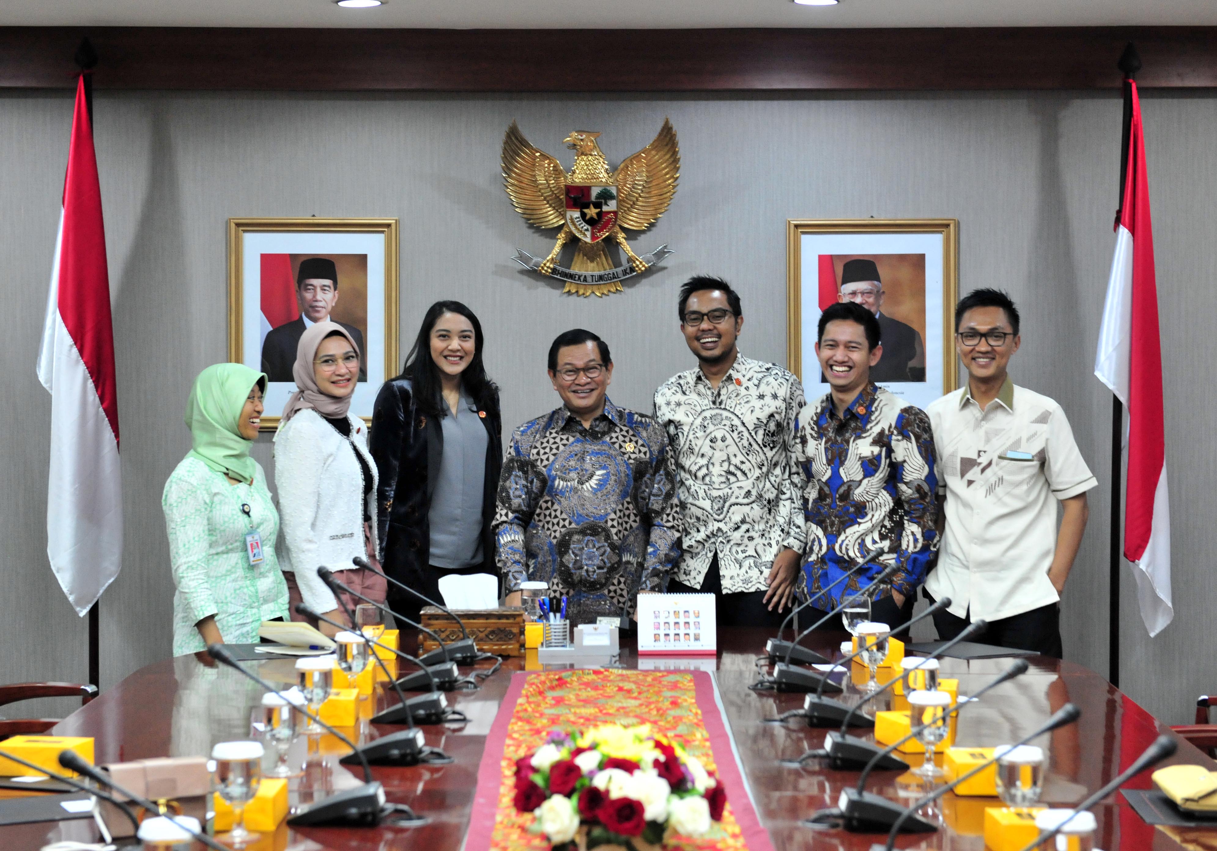 Seskab Pramono Anung Lakukan Pertemuan Khusus Dengan Staf Khusus Presiden Millenial