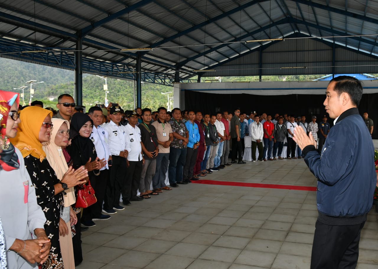 Presiden Jokowi Bertemu Ratusan Nelayan Saat Kunjungan le Natuna