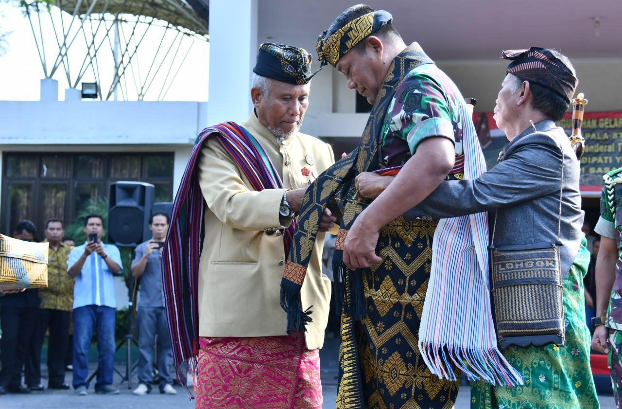 Kasum TNI Terima Gelar Adat Sasak “Adipati Yudha Negara”