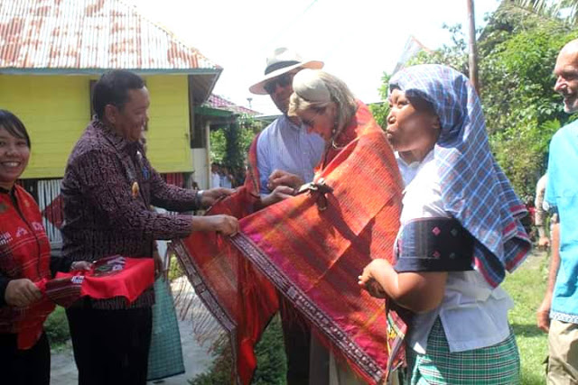 Kunjungi Samosir, Rapidin Simbolon Sematkan Ulos Ke Raja dan Ratu Belanda