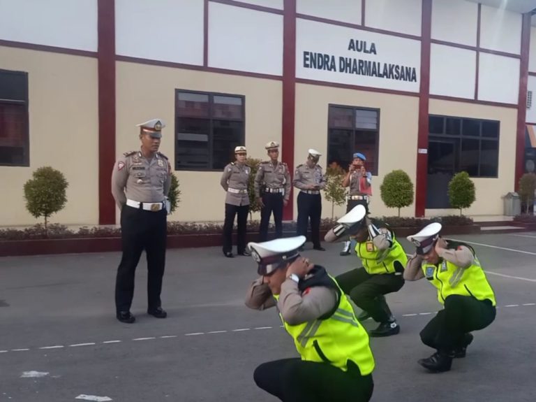 Dengan latihan fisik personil Sat lantas polres gowa