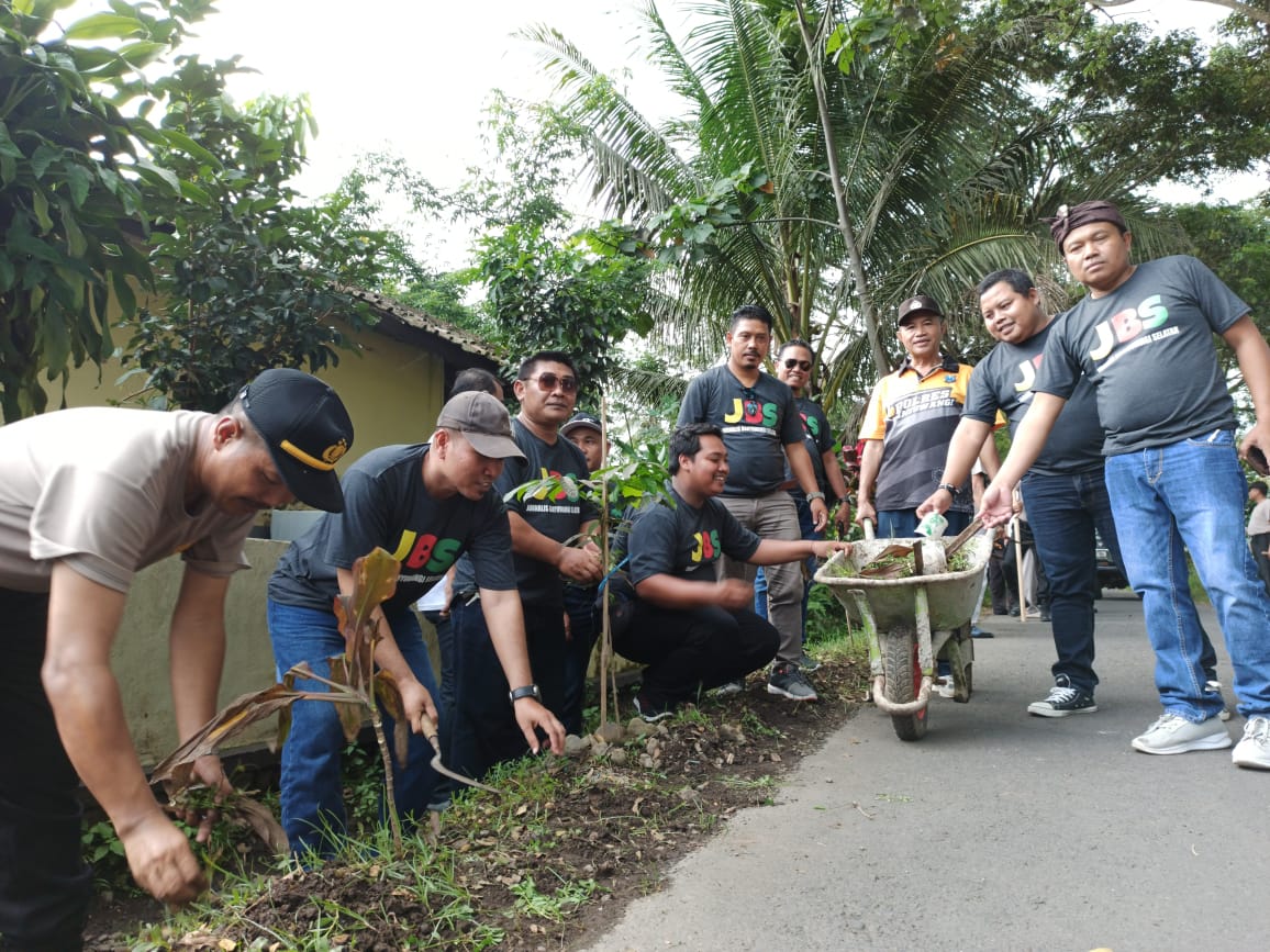 Jurnalis Banyuwangi Selatan Kerjabhakti Bersama Dengan Anggota Polsek Glenmore