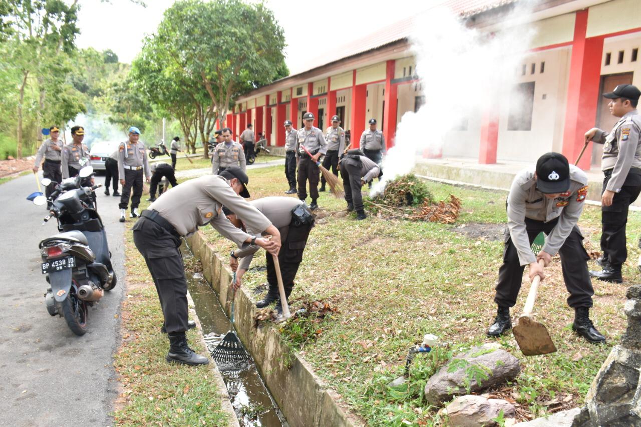 Polda Kepri Dan Jajaran Laksanakan Pembersihan Dan Kerja Bakti