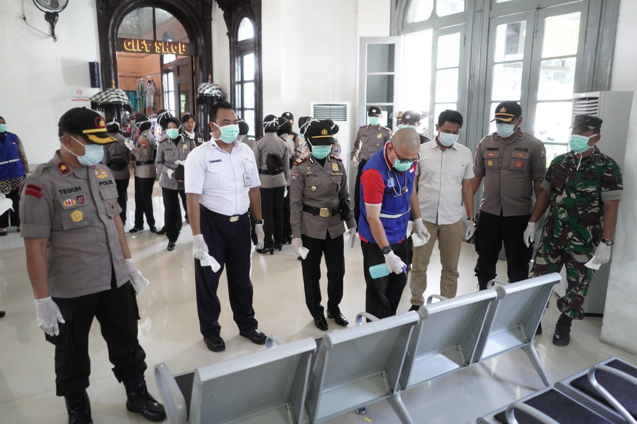 Dalam Rangka Pencegahan Virus Covid 19, Wakapolres Probolinggo Kota Laksanakan Kerja Bakti di Stasiun