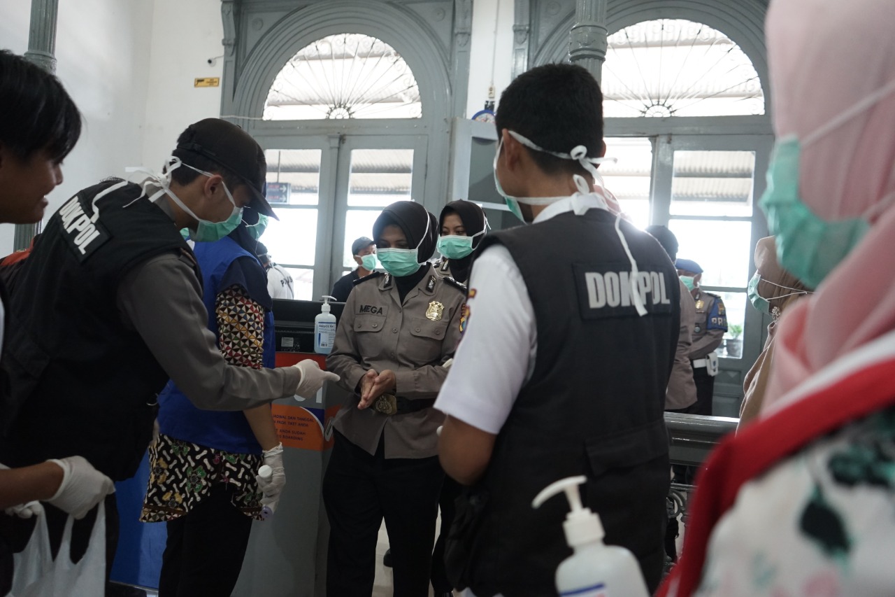 Cegah Virus Corona, Pemkot Semprot Disinfektan Ditempat Sarana Publik