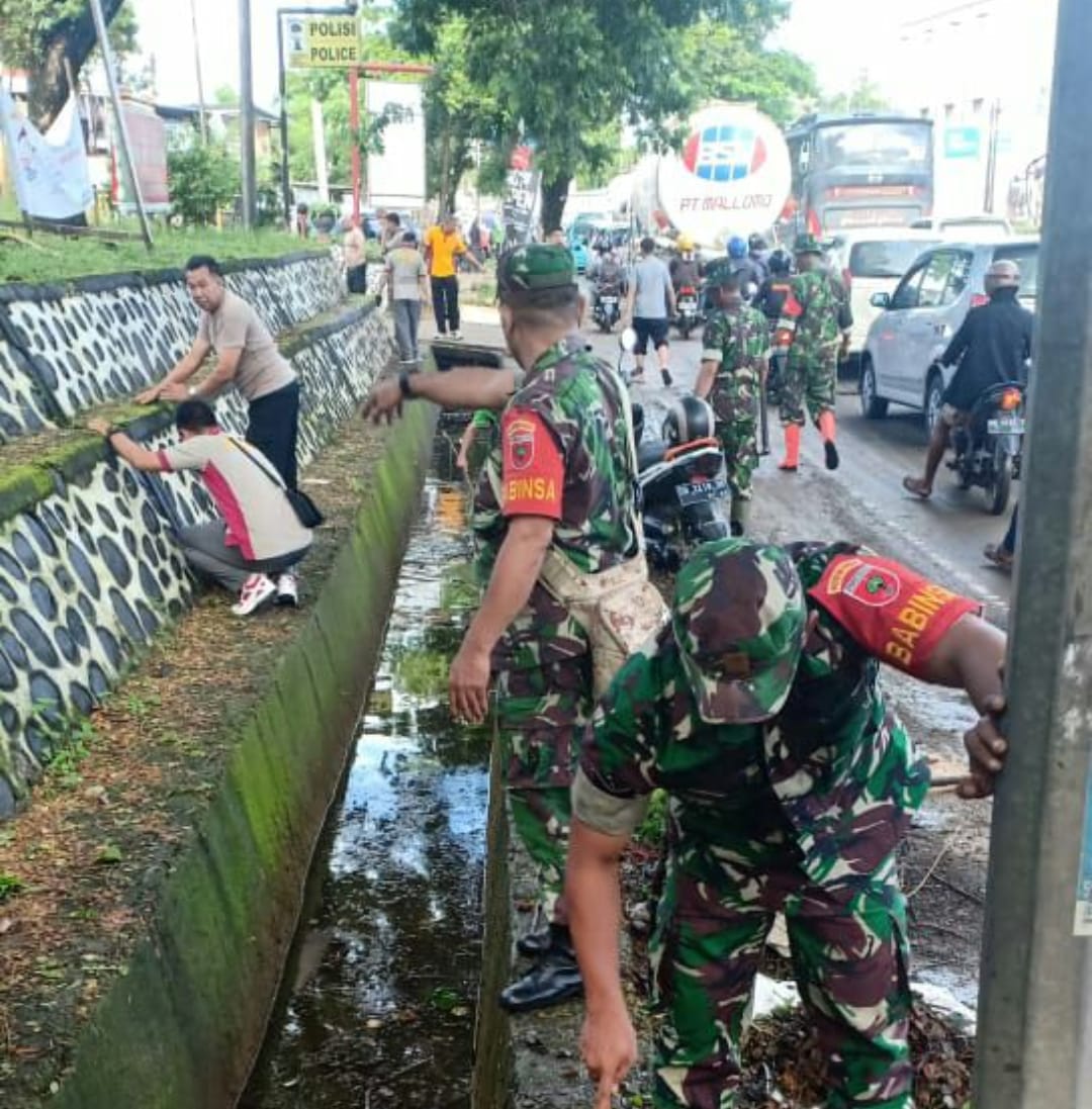 Cegah Virus Covid 19 Polsek Mandai Bersama Koramil Dan Pemerintah Kecamatan Lakukan Kerja Bakti