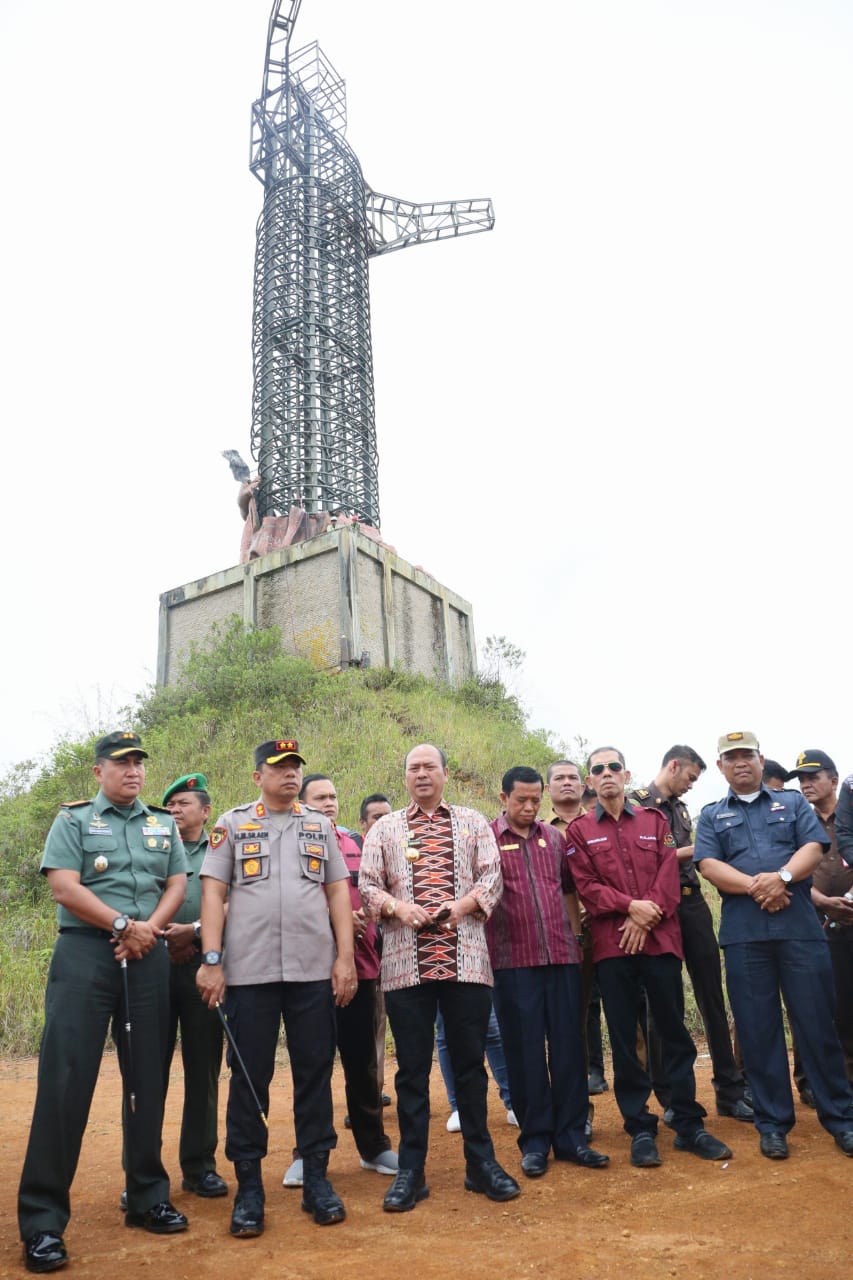 Exsecusi Pembongkaran Kerangka Patung Yesus di Pea Tolong Siatas Barita” di Saksikan Bupati Taput dan Forkopimda