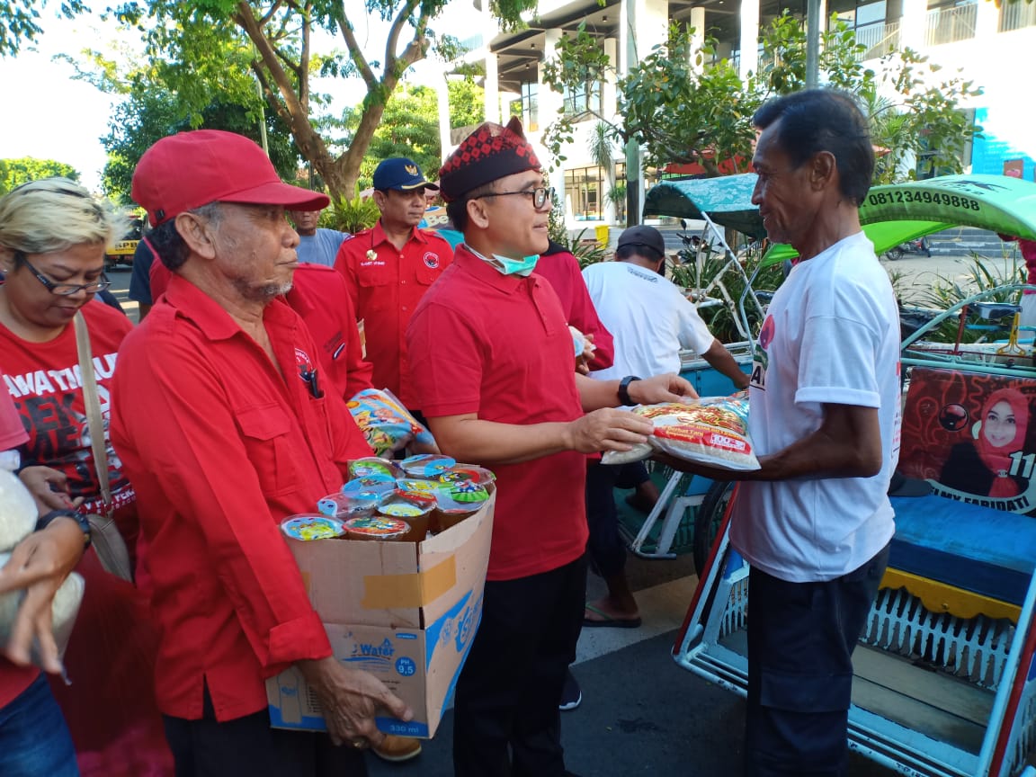 Tak Hanya Sosialisasi Pencegahan Virus Corona, Bupati & Kader PDI Banyuwangi Juga Salurkan Jaring Ekonomi