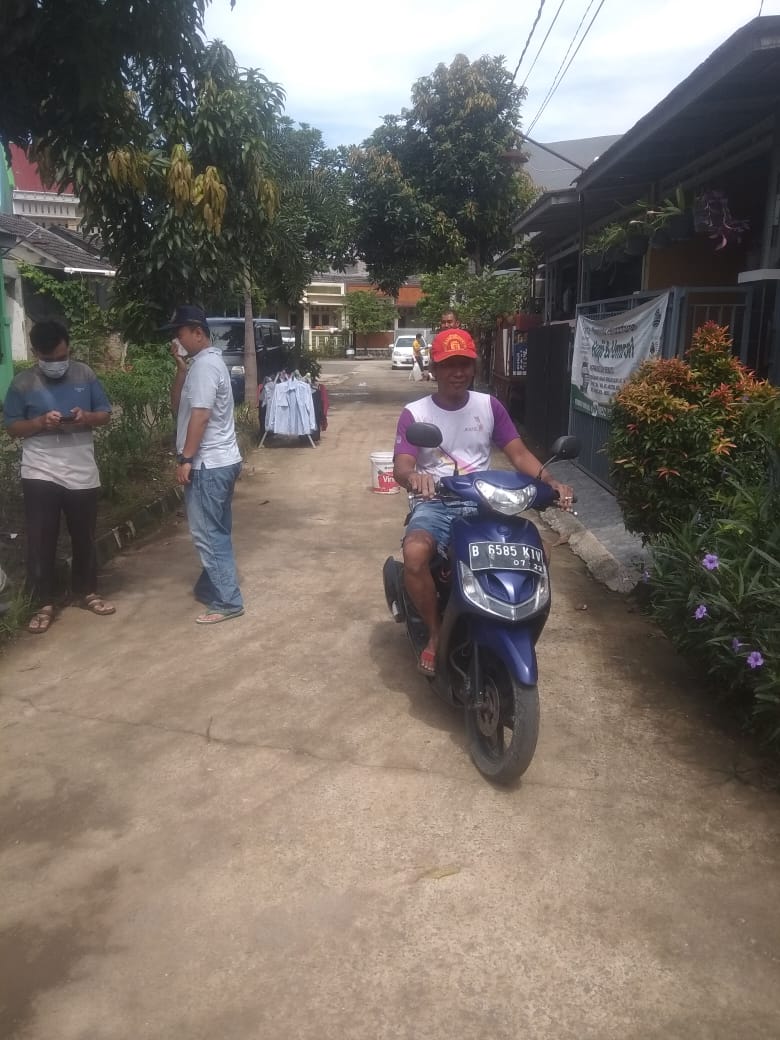 Warga RT 06 Grand Permata Kelurahan Mustika Jaya Bekasi Lakukan Semprotan Disinfektan Untuk Cegah Virus Corona