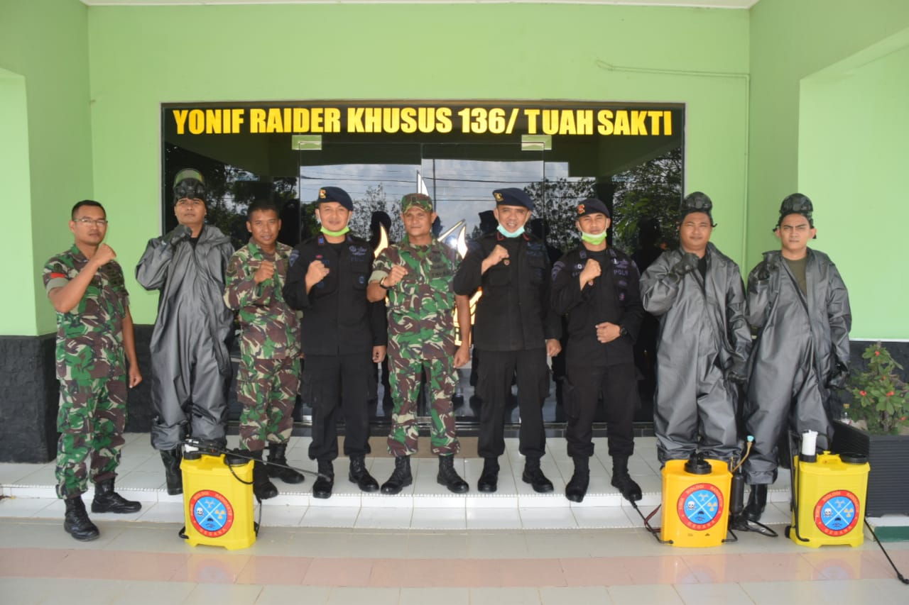 Subden KBR Detasemen Gegana Satbrimob Polda Kepri.Lakukan Semprot Desinfektan Di Yonif Raider Khusus 136/TS