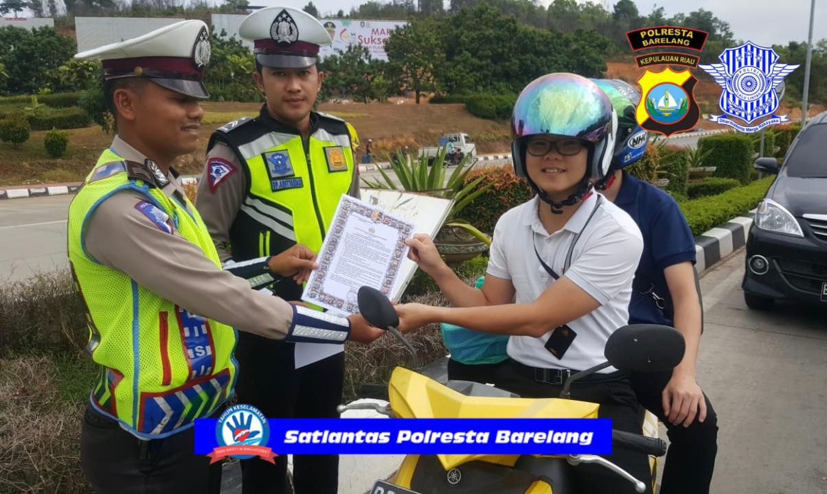 Satlantas Polresta Barelang Gencar Membagikan Amanat Kapolri, Ke Masyarakat Kota Batam