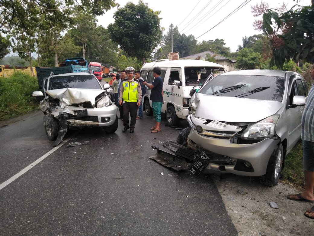 Jalinsum Rawan Kecelakaan”Kembali Tiga Unit Mobil Tabrakan Beruntun”Dua Supir Luka dan Satu Penumpang