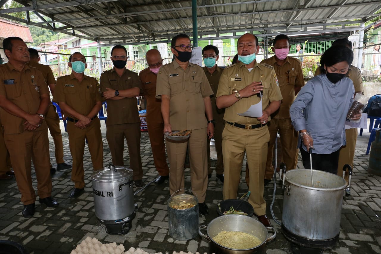 Bupati Dan Ketua PKK Taput Buka Dapur Umum Prod-Min Sehat Wedang jahe”Upaya bantu Warga Tingkatkan Stamina”Lawan COVID 19