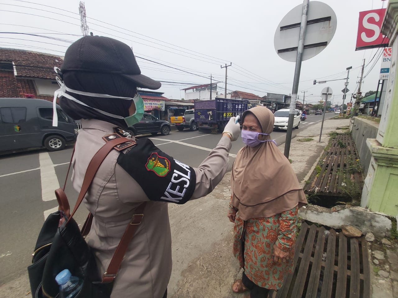 Cegah Virus Covid-19, Urkes polres Pandeglang Periksa Suhu dan Penyuluhan kepada Masyarakat
