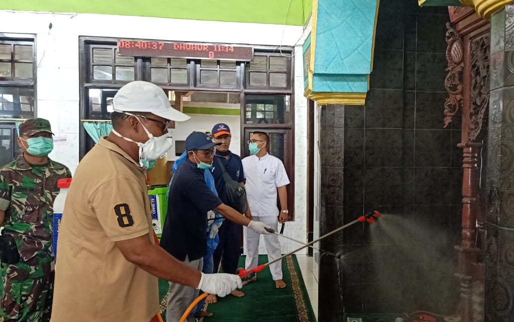 Sebelum Sholat Jum’at, Nasdem Probolinggo Semprot Disinfektan di Masjid