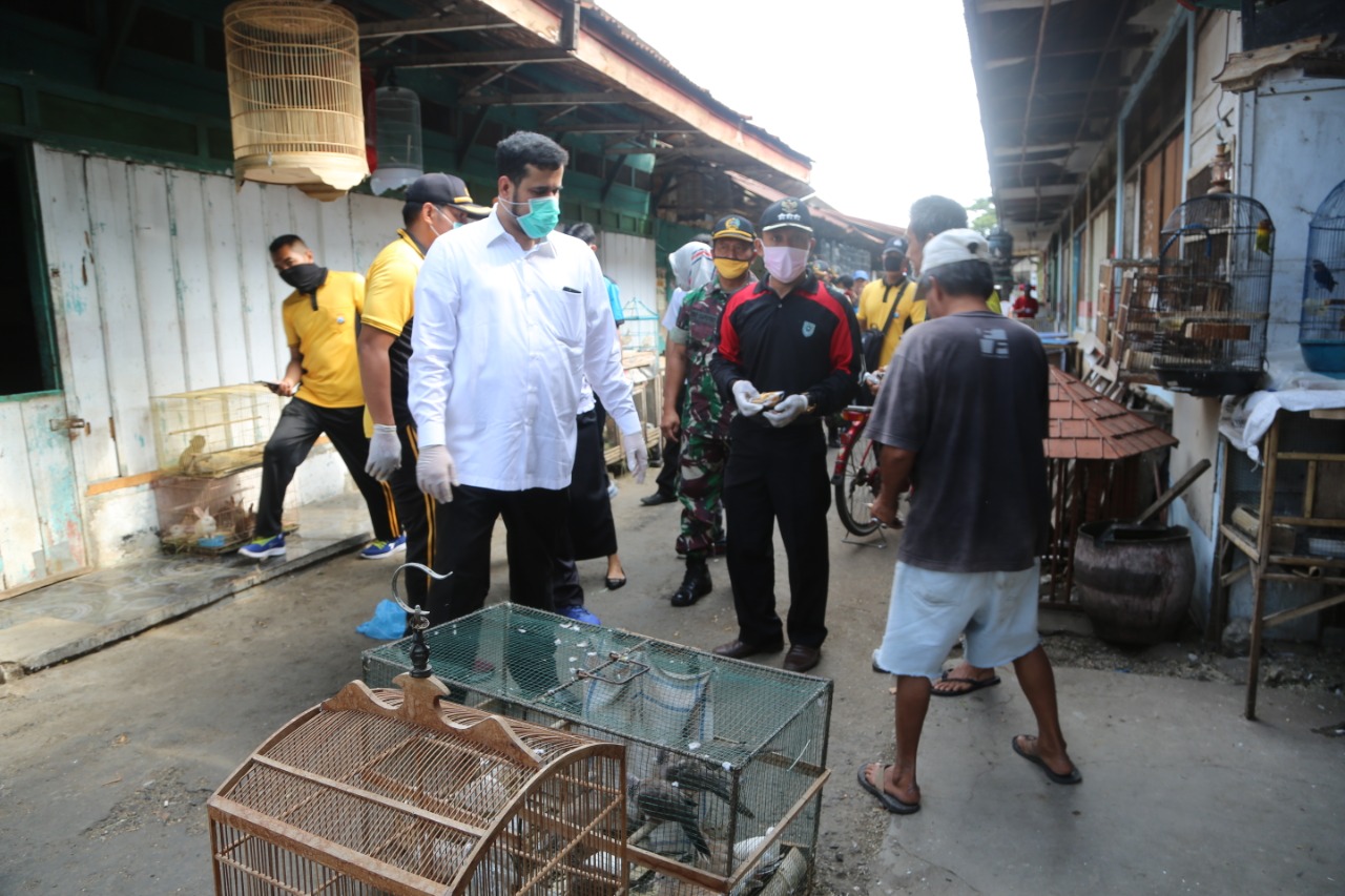 Guna Mencegah Covid-19 Walikota Bersama Tiga Pilar Mayangan Bagikan Ratusan Masker dan Hand Sanitizer