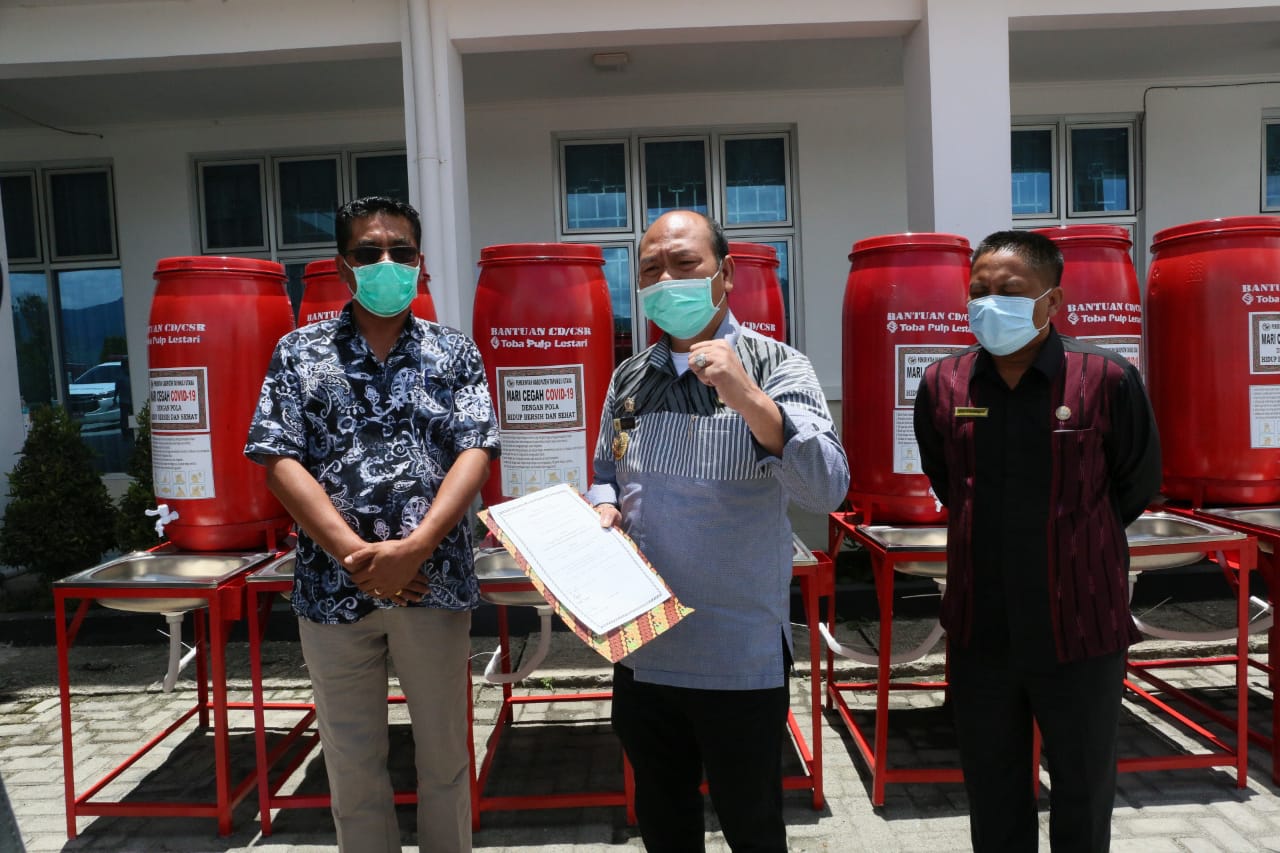 Bupati Taput Terima Bantuan 10 Unit Wastafel dari PT. TPL