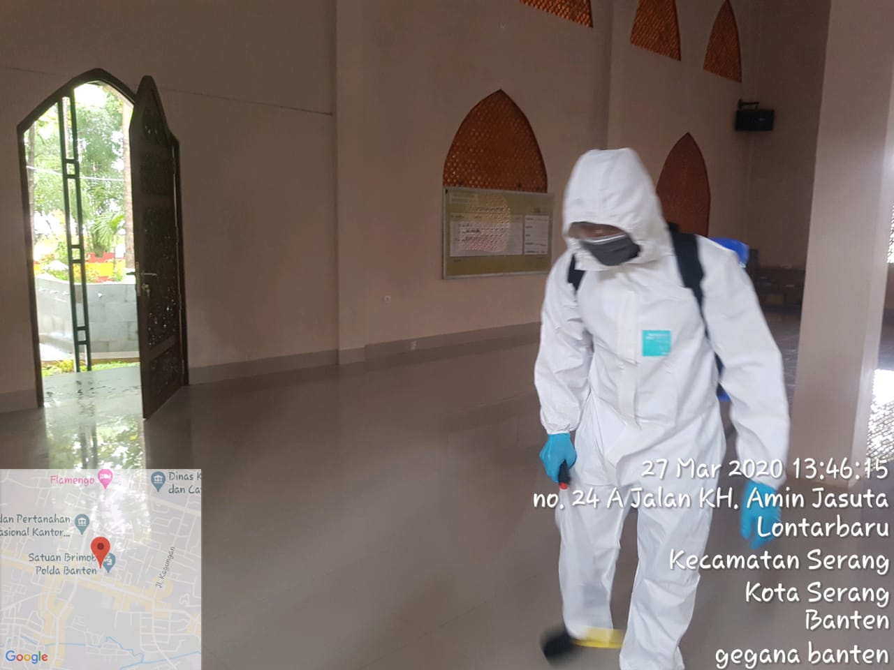 Cegah Covid-19, Sat Brimob Polda Banten Semprotkan Disinfektan di Masjid Baitul Mutaqien
