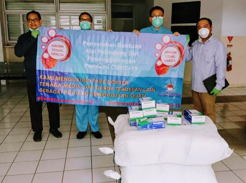 Lawan Covid 19, Sosialita Gracia dan Visi Indonesia Unggul Serahkan APD Untuk Tenaga Medis
