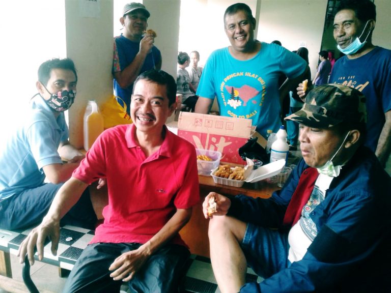 Warga BLK Pasar Rebo Adakan Penyemprotan Disinfektan