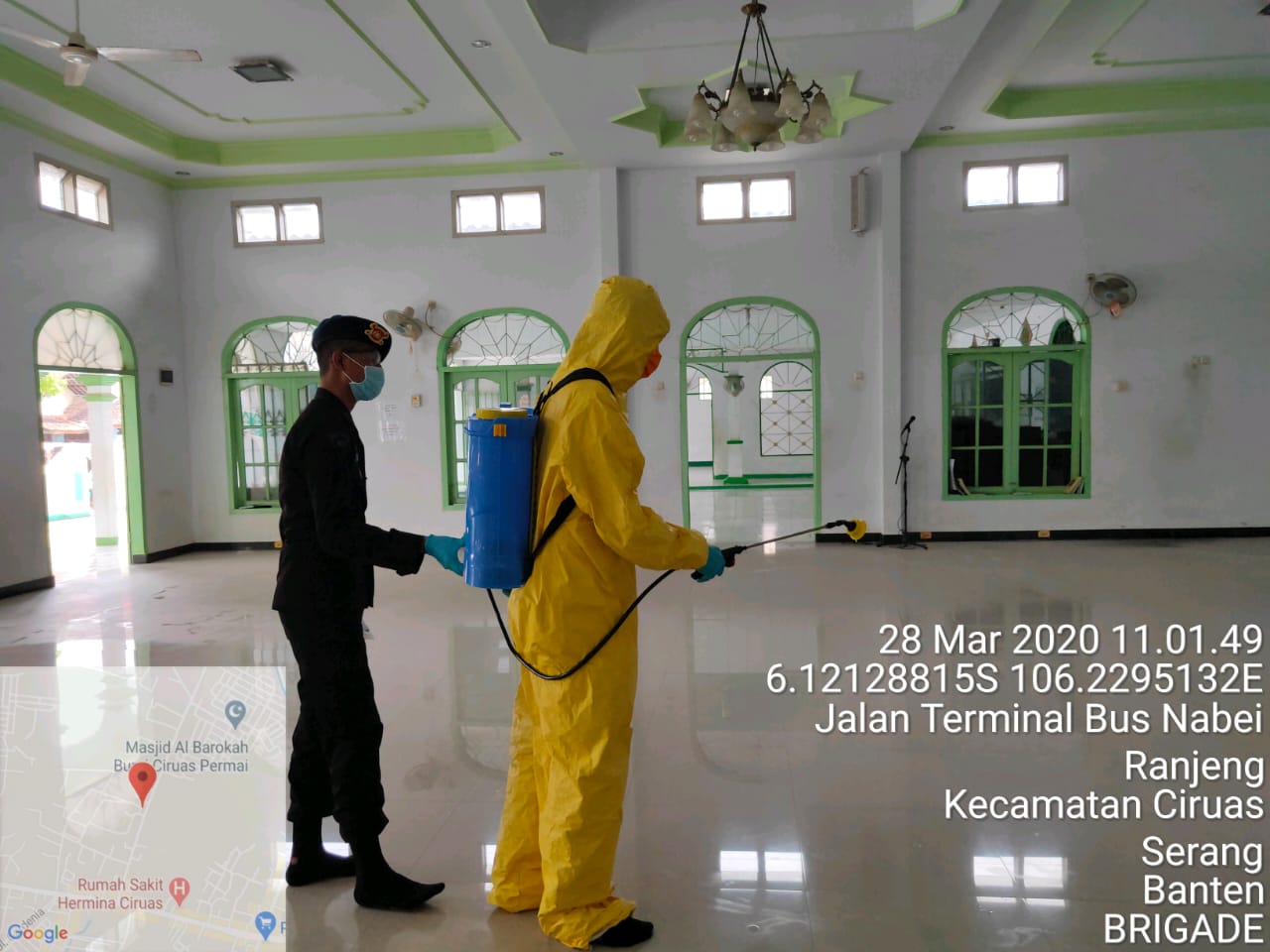 Pandemi Corona, Satbrimob Polda Banten Semprot Disinfektan di Masjid-masjid