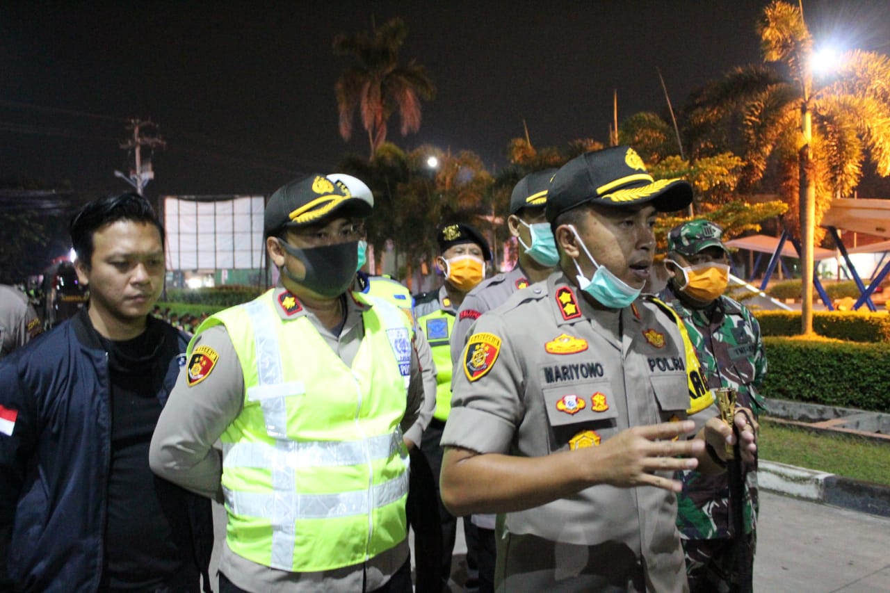 Cegah COVID-19, Tim Gabungan Bubarkan Kerumunan Massa di Kawasan Industri Cikande