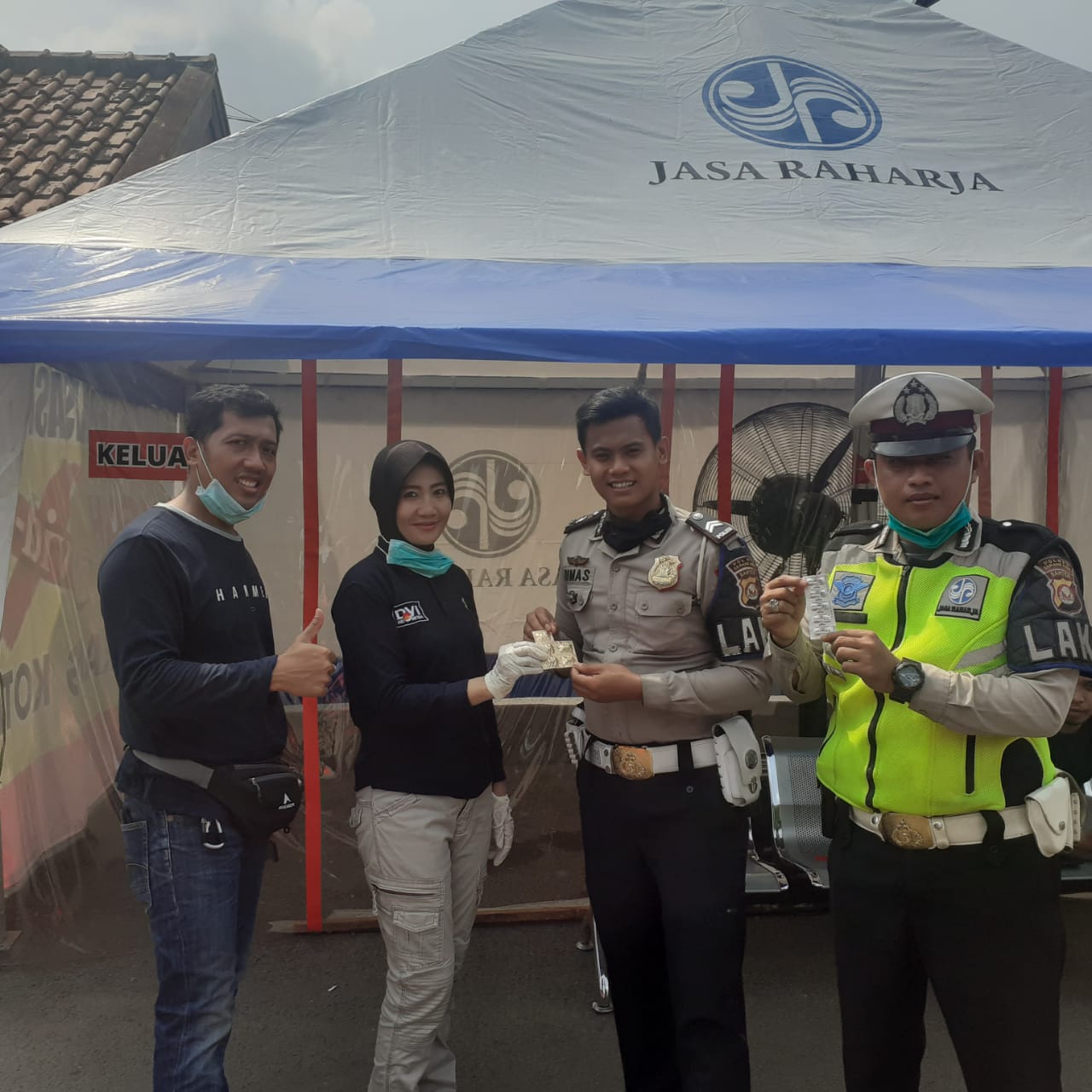 Cegah Penyebaran Covid-19, Urdokkes Polres Serang Kota Periksa Suhu Tubuh dan Sosialisasi Maklumat Kapolri