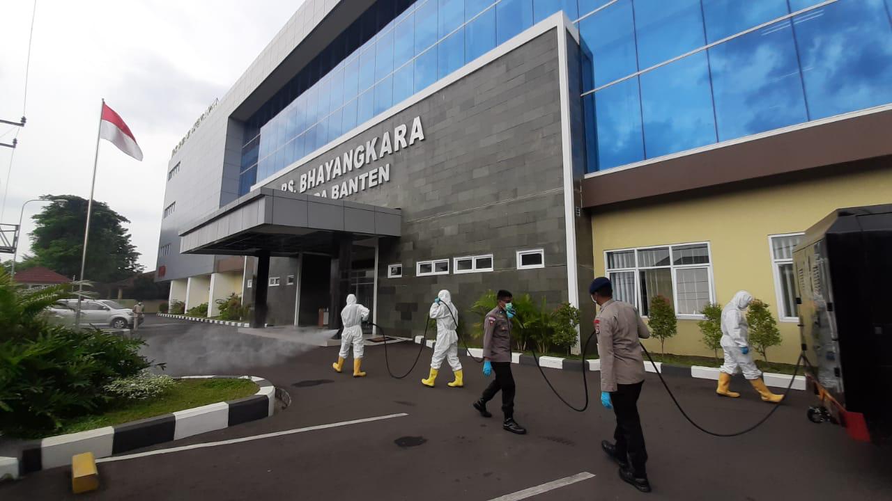Cegah Covid-19, RS Bhayangkara dilakukan Penyemprotan Disinfektan oleh Sat Brimob Polda Banten