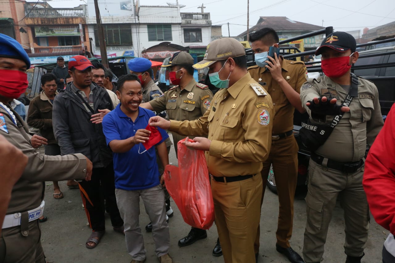 Serius Lawan Penyebaran Covid 19,”Bupati Taput Kembali Bagikan 3.000 Masker,Hasil Karya BLK Silangkitang untuk Bantu Masyarakat”