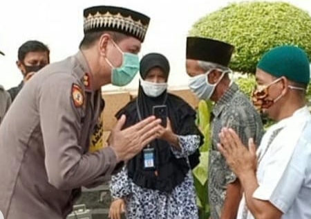 Wakapolres Metro Bekasi Kota Membagikan Bantuan Gerakan Bhakti Sosial Polri Peduli Covid-19