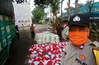 Binmas Polsek Bekasi Kota Monitoring Penerimaan Dan Distribusi Bantuan Sosial Presiden