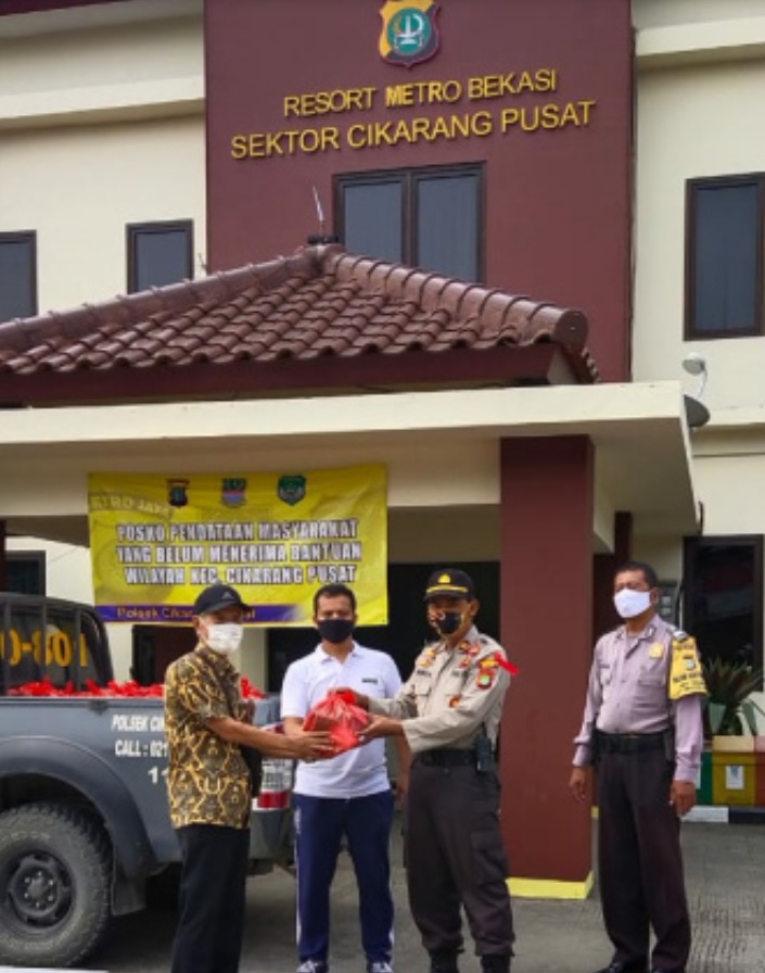 Warga Cluster Malibu Kota Deltamas Bagikan 500 Sembako untuk warga 3 Desa di Cikarang Pusat