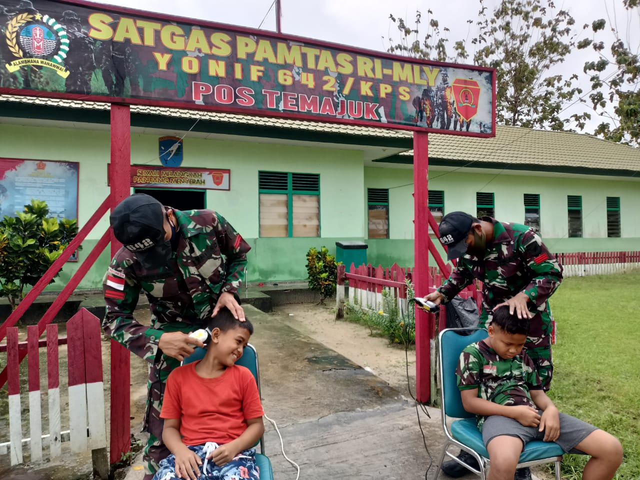 Cukur Rambut, Anak-Anak Datangi Pos Satgas Pamtas Yonif 642/Kapuas