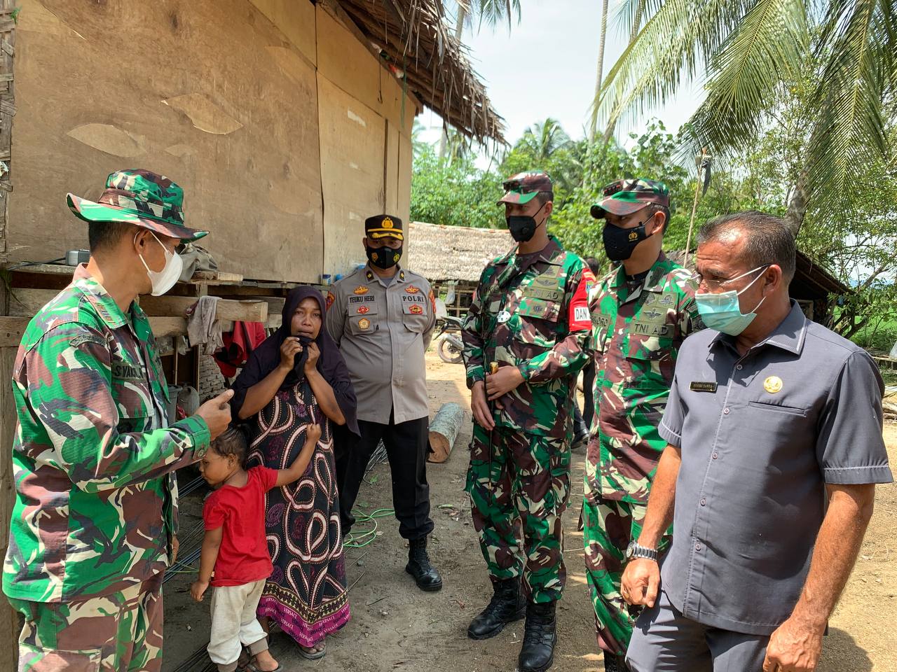 Kodim 0103/Aceh Utara Dansatgas TMMD Danpingi Danrem Tinjau Rumah Tidak Layak Huni (RTLH) (Poskota.net/Dok Ist)
