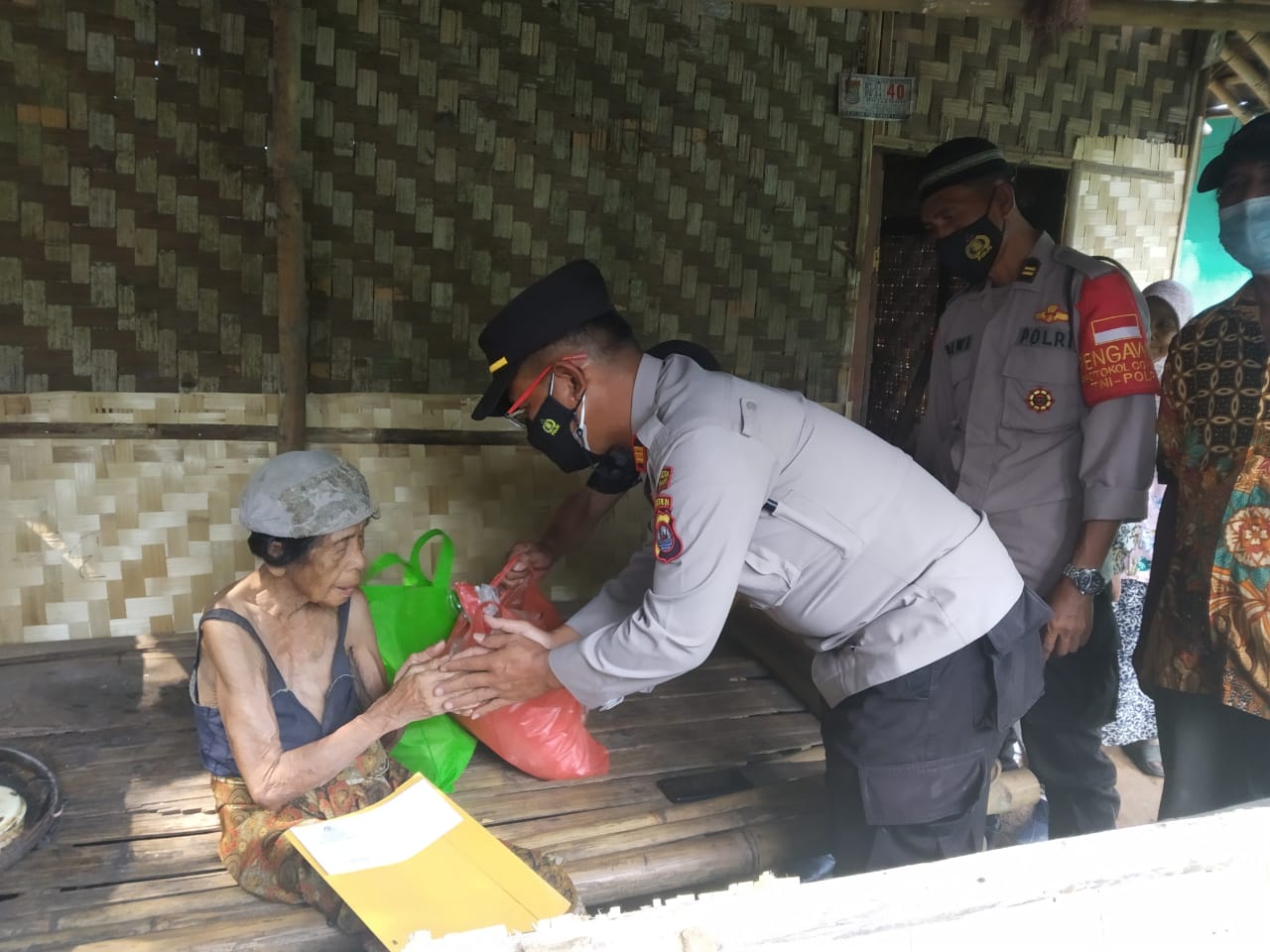 Kapolsek Cisoka AKP Nurrokhman, SH menyalurkan Bantuan kepada salah satu warga Jompo yang hidup sebatangkara Nenek Mirah (75) tahun (Poskota.net/Dok Ist)