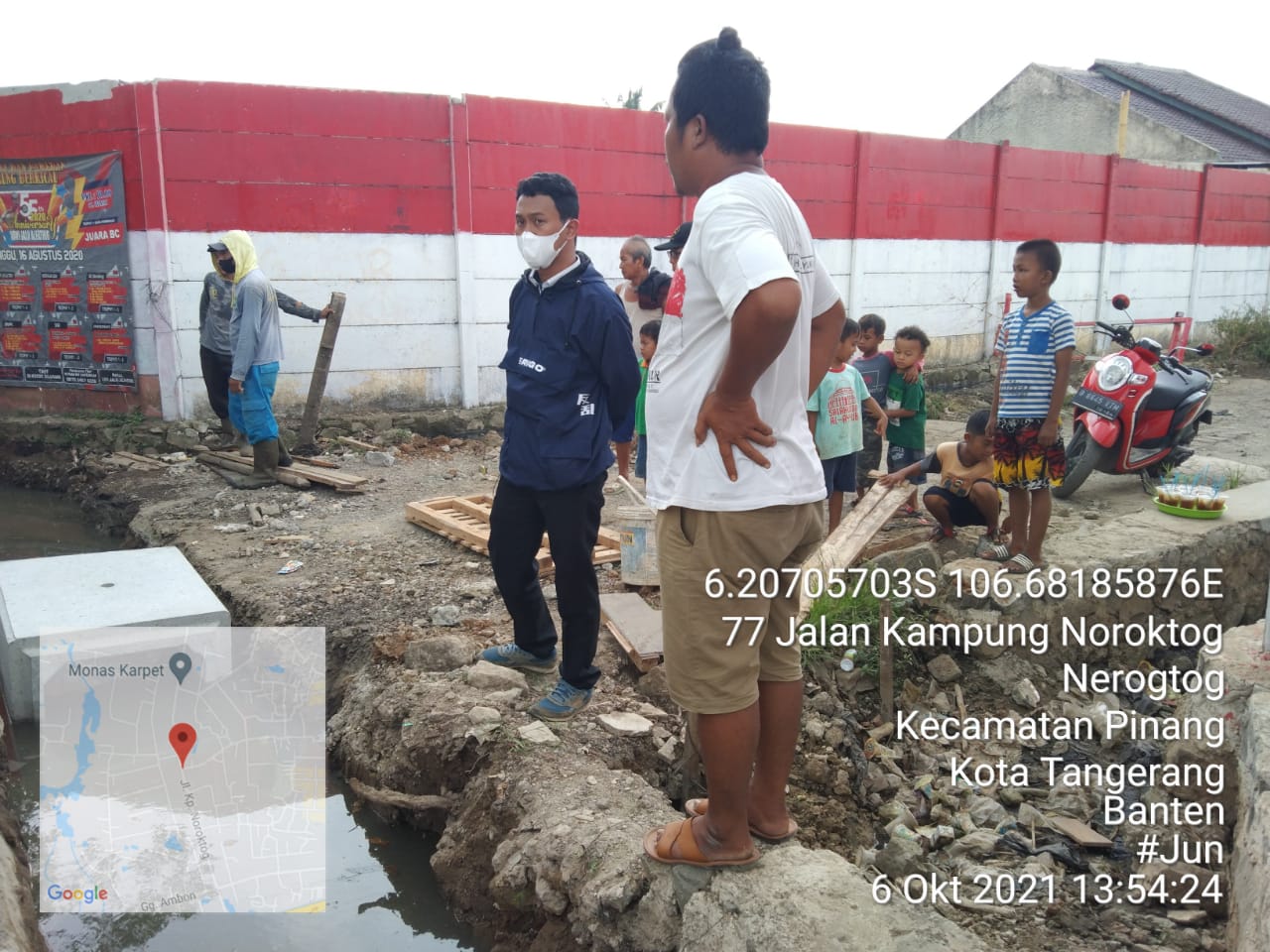 Lurah kelurahan Nerogtog H. Nurhasan Perbaiki Saluran Drainase bersama Warga secara Swadaya