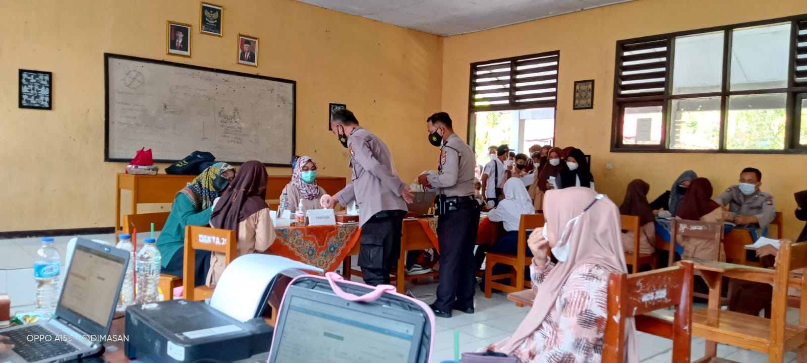 Polsek Cibadak Polres Lebak terus laksanakan kembali Vaksinasi Covid-19 Massal kali ini sasaran Pelajar Siswa-Siswi SMPN 2 Cibadak