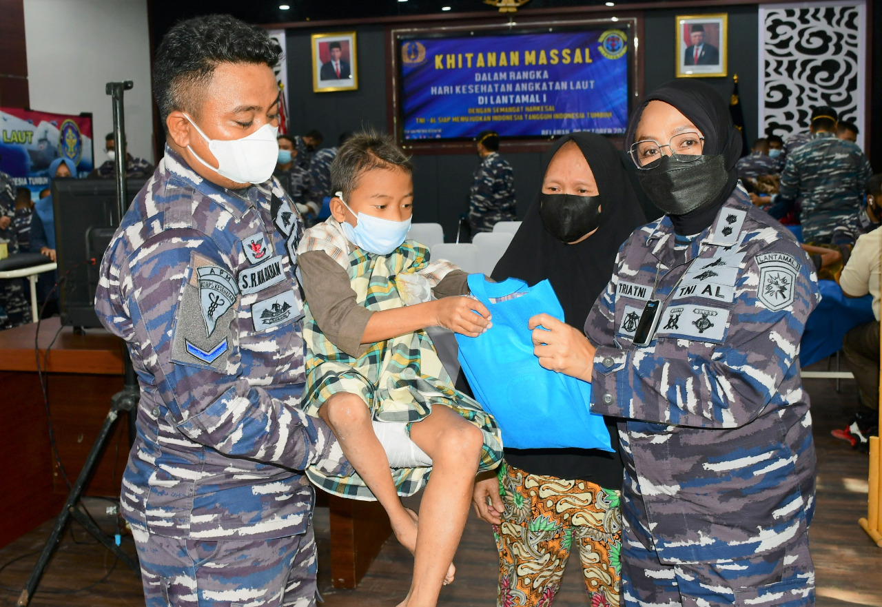 Korps Kesehatan TNI AL Lantamal I Laksanakan Khitanan Massal Dalam Rangka Harkesal