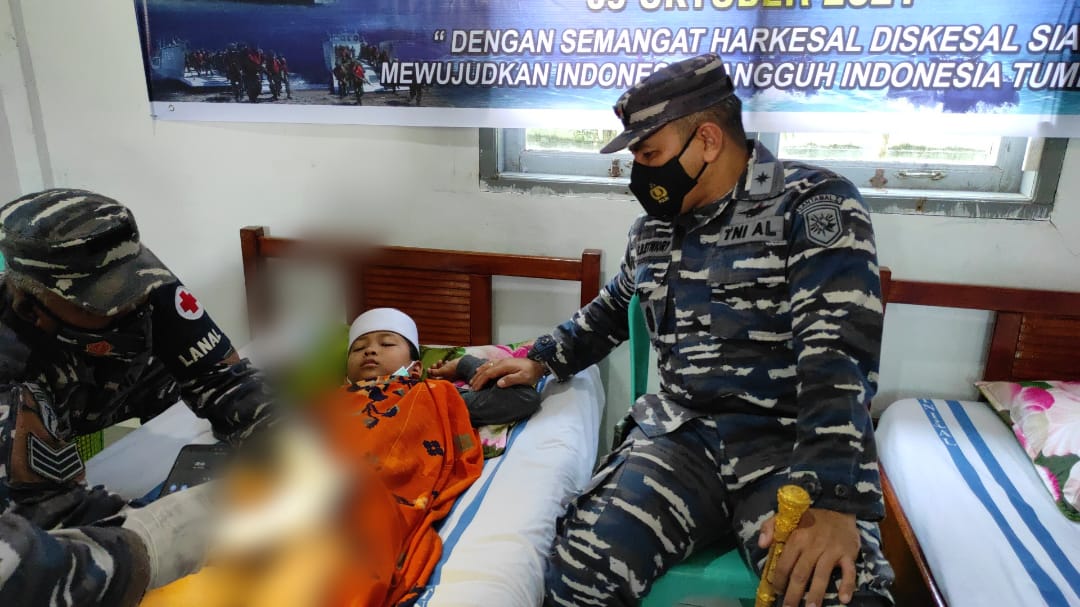 Memperingati HARKESAL Lanal TBA Gelar Khitan Massal