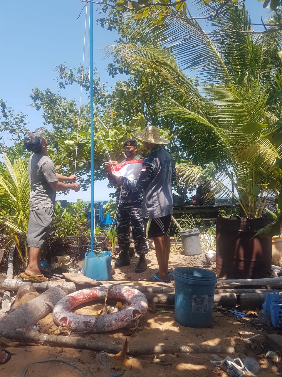 Peduli Masyarakat Perbatasan, TNI AL Lanal Batam Bagikan Sembako di Pulau Pelampong