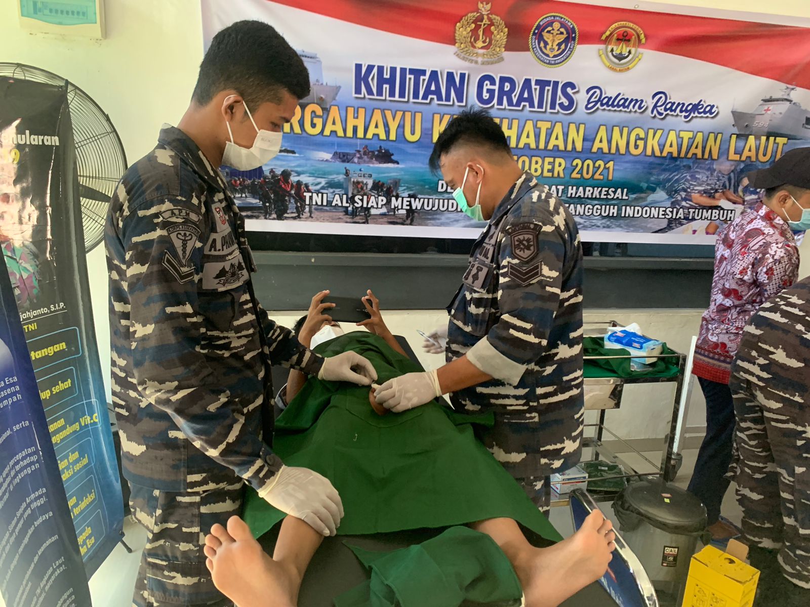 Dalam Rangka HARKESAL Lanal Batam Laksanakan Khitan Massal