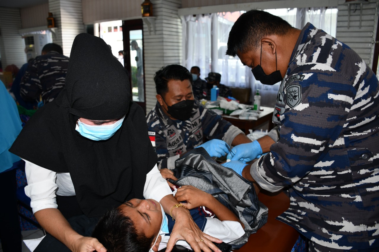 TNI Angkatan Laut Laksanakan Khitanan Massal Dalam Rangka Hari Kesehatan TNI AL