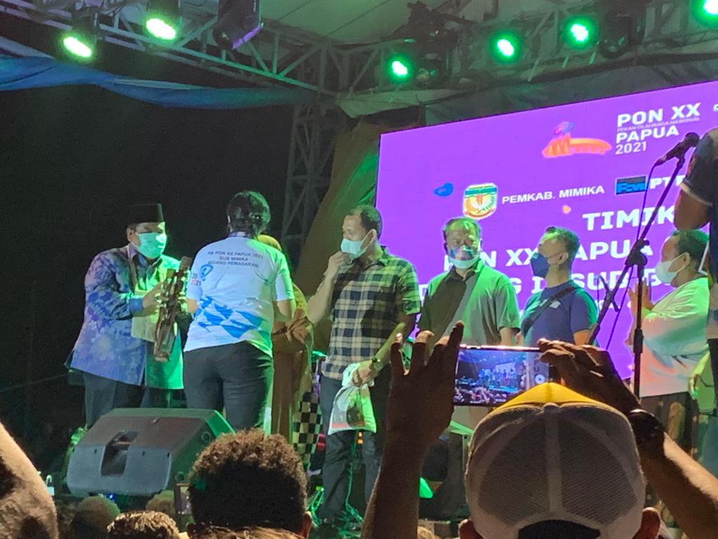 Bupati Padang Pariaman di Beri Souvernir dari YPMAK Kabupaten Mimika di Ajang Papua Festival Expo 2021