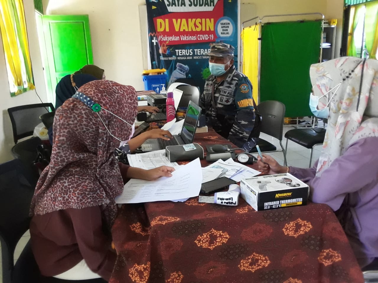 Babinpotmar TNI AL Lanal TBA Kawal Vaksinasi Covid-19 Warga Maritim Tanjung Leidong