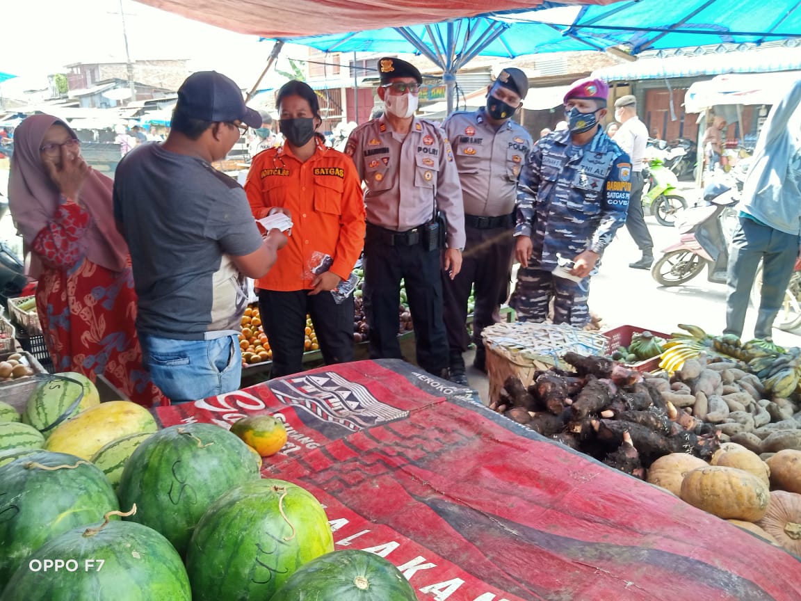 Tekan Penyebaran Virus Covid-19, Babinpotmar TNI AL Lanal TBA Bersama Satgas PPKM Bagi Masker