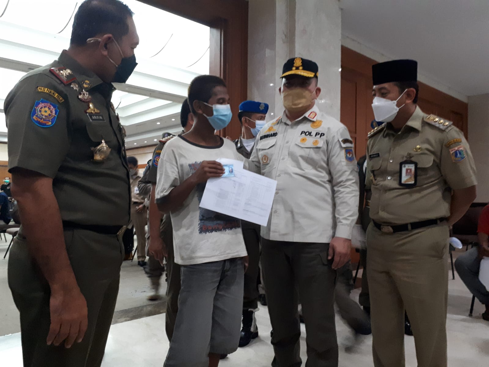 Walikota Jakbar Mengadakan Kolaborasi Vaksinasi 4D, Jemput, Vaksin, Kasih Sembako, Antar Pulang