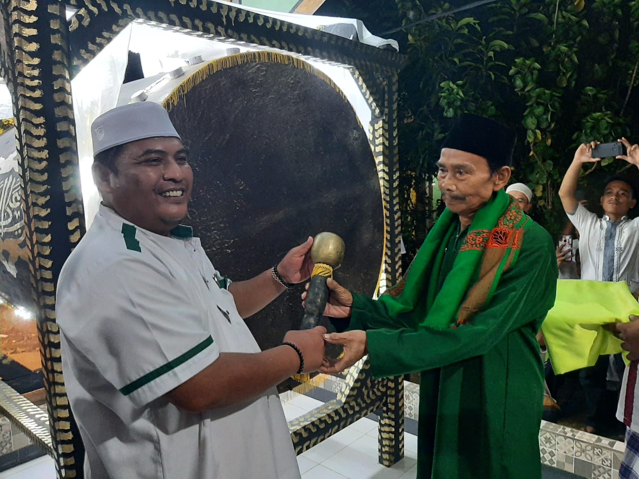 Kades Lumpang H.M Rodis Faisal Resmi Memukul Bedug Terbesar Se-Kabupaten Bogor, di Masjid Jami Miftahul Khoir Cilangkap Perdayu, Desa Lumpang, Kecamatan Parungpanjang, Jum'at malam (22/10/2021) (Poskota.Net/Dok Ist)