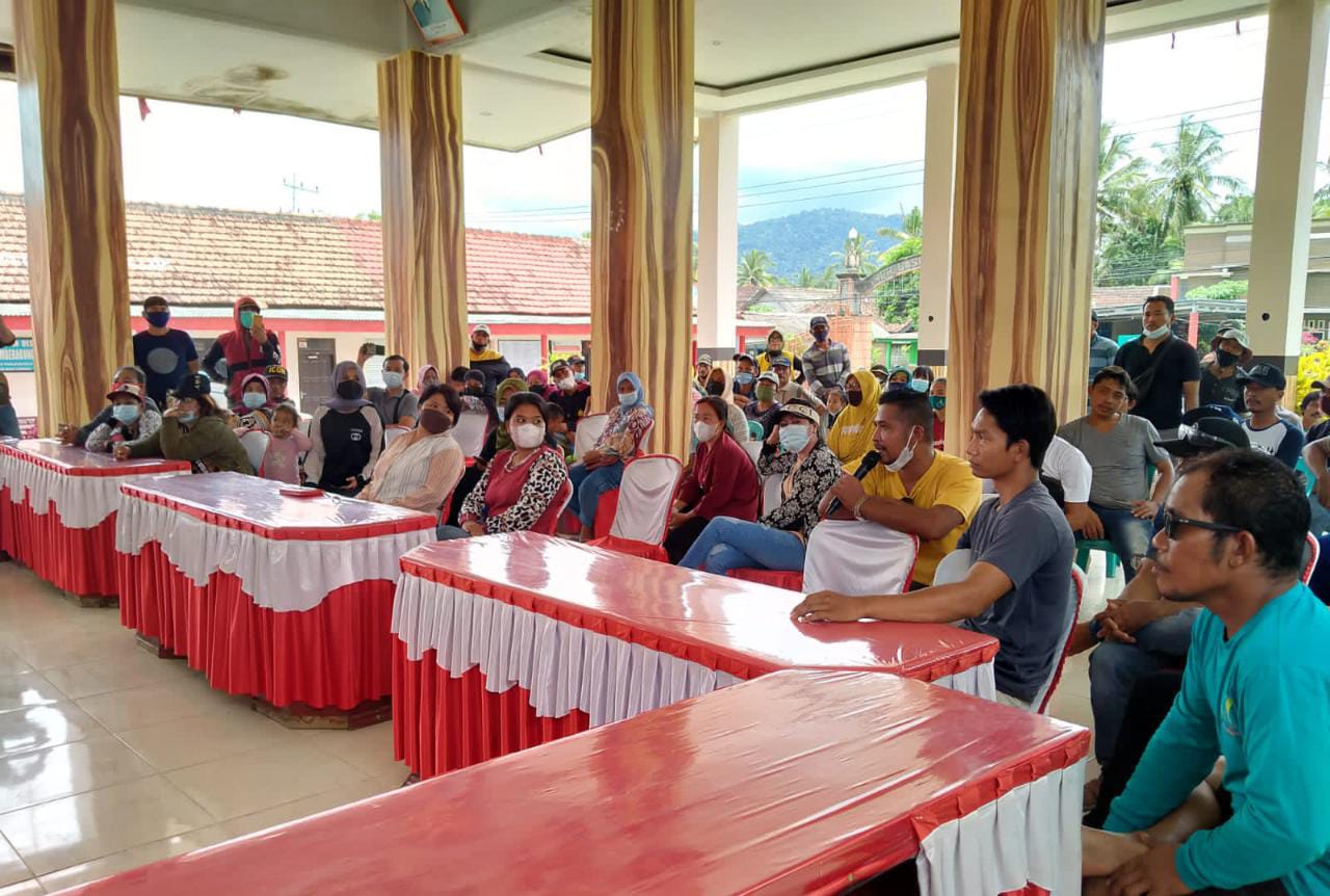 Puluhan Warga Sumberagung Gruduk Kades