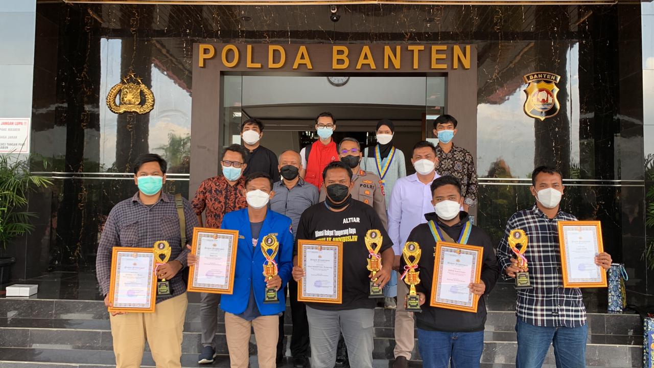 Kabid Humas Polda Banten Berikan Piala Penghargaan Kepada Pemenang Lomba Orasi Unjuk Rasa Piala Kapolri Tahun 2021