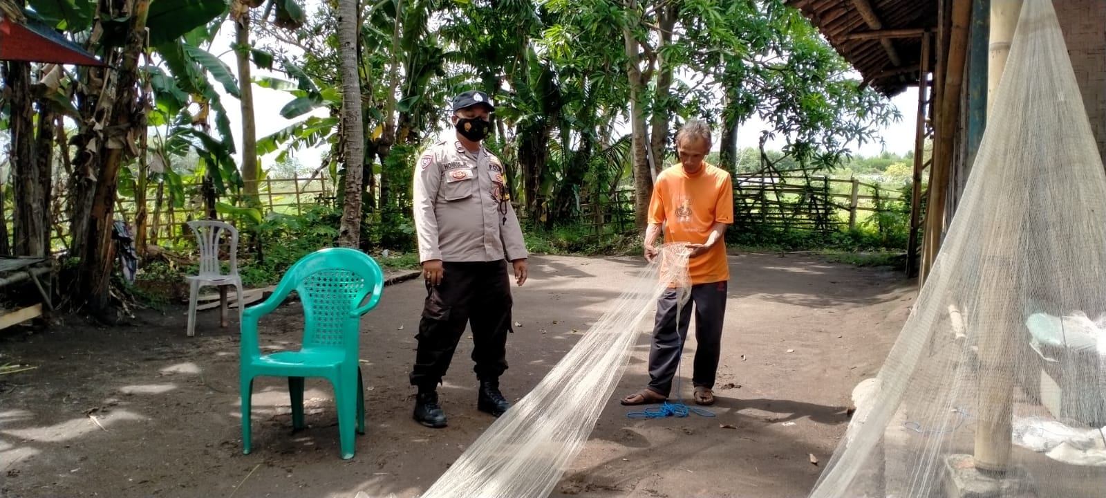 Bhabinkamtibmas Polsek Mauk Polresta Tangerang Sambang Warga Nelayan di Tanjung Anom